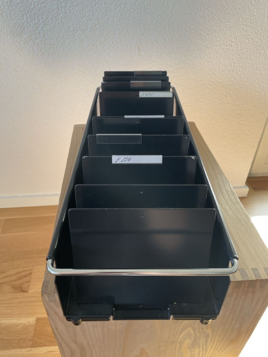Allestimento di negozi e stand fieristici: Visitenkartenbox USM schwarz mit 10 Fächern – Usato da Liebefeld venduto da Langspielplatte 1
