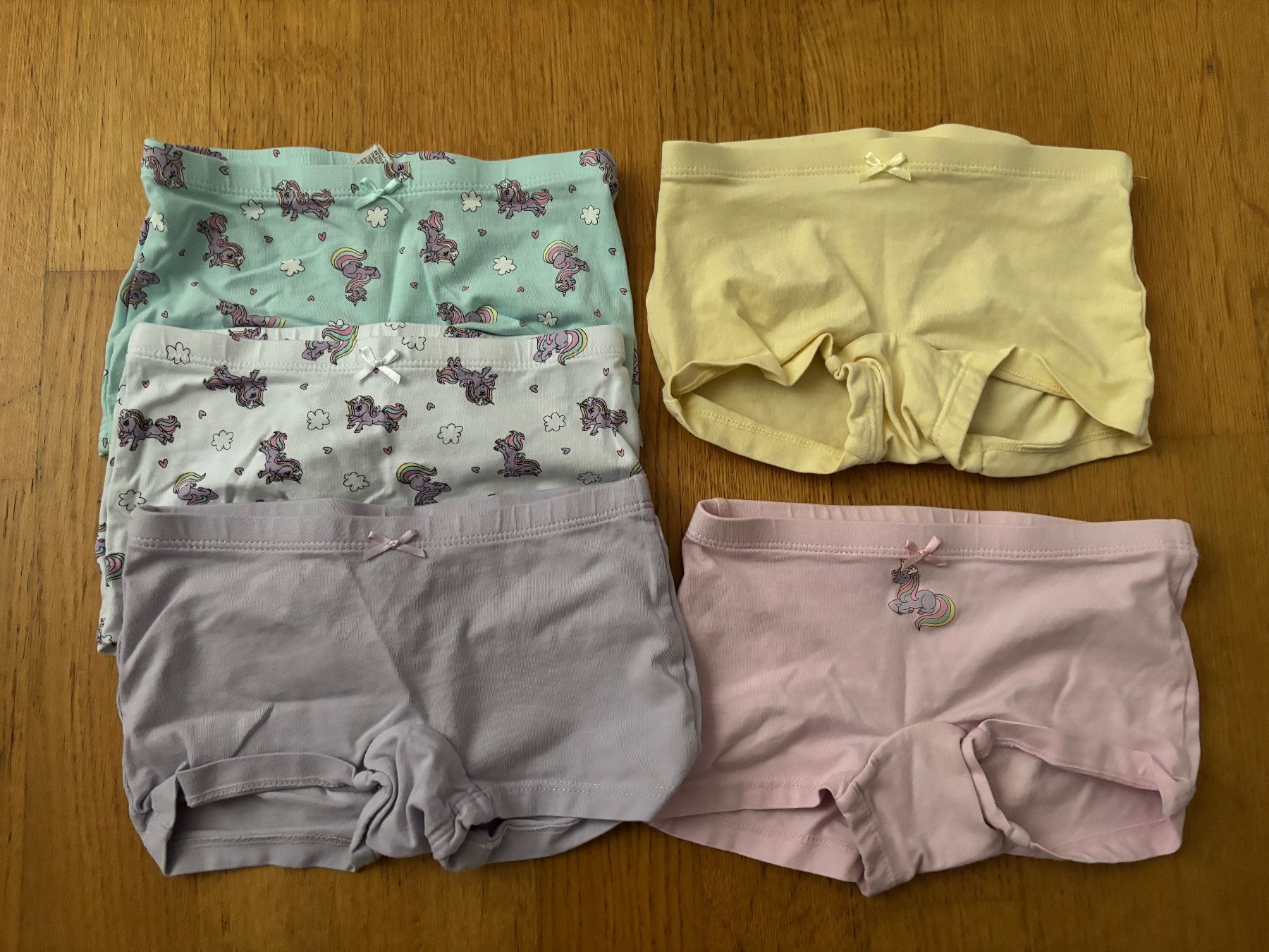 Kleiderpakete & -sets: 3er Set Mädchen Unterhemden & Boxerslips Gr. 98/104 – Gebraucht aus Wangen an der Aare von Semadeni13 1