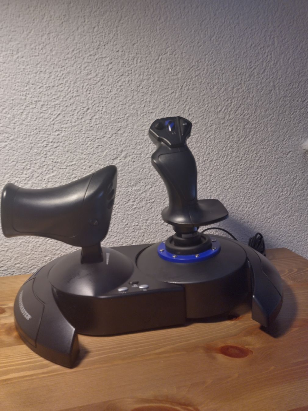 Thrustmaster Controller: T.Flight Hotas 4 Trustmaster for PS5 / PS4 / PC – Usato da Bern venduto da tobler79