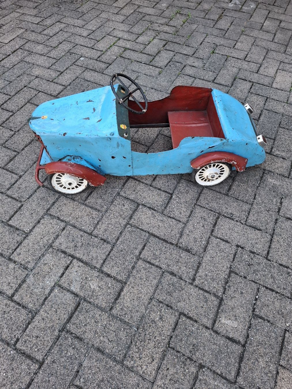 Véhicules pour enfants: antikes Tretauto – D'occasion à Hornussen par sagana2