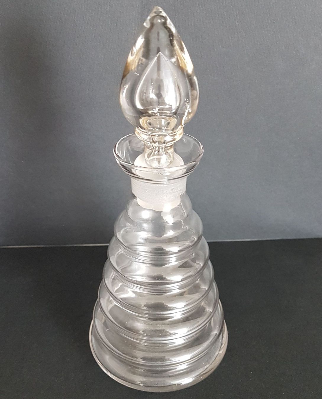 Carafes: Antike kleine Karaffe mit Stöpsel – D'occasion à Kaltbrunn par Condor2
