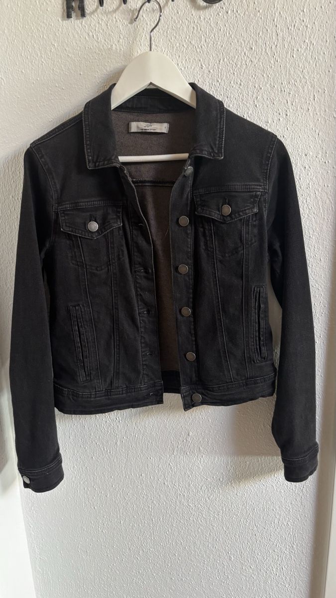 Jacken: Schwarze Jeansjacke, S – Gebraucht aus Roggwil BE von R..