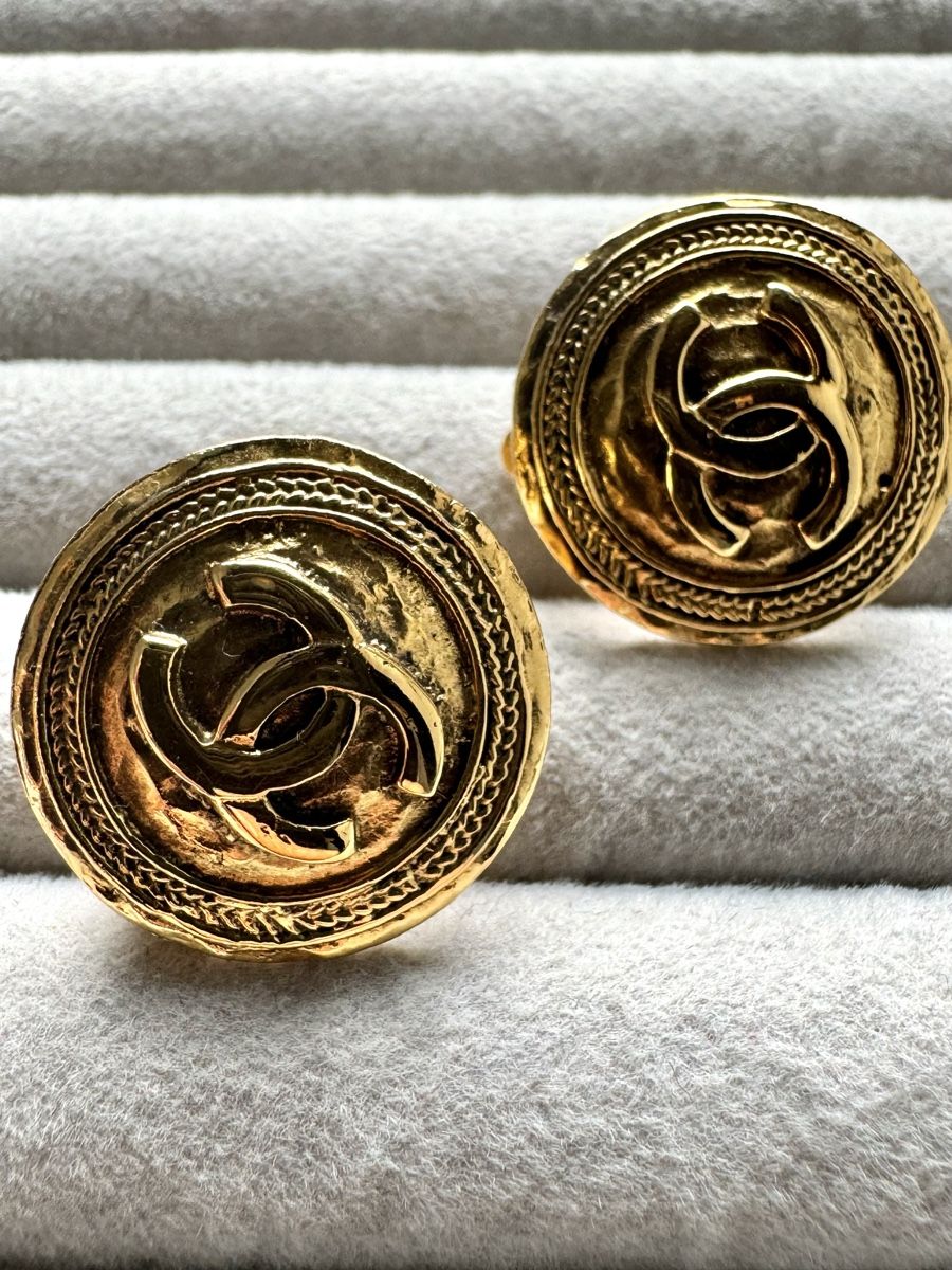 Chanel Ohrringe & -stecker: Chanel Gold CC Ohrclips Vintage – Gebraucht aus Kriens von hannaandkiko 3