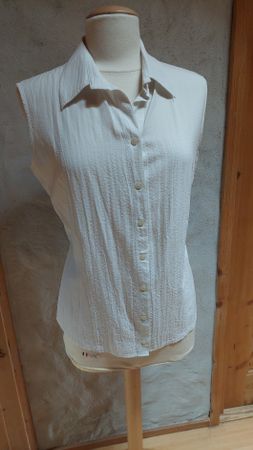 Joli petit chemisier en crepe de chine. Taille 42