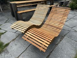Eine Sonnenliege Holz geschwungen Lounge Liegestuhl Garten