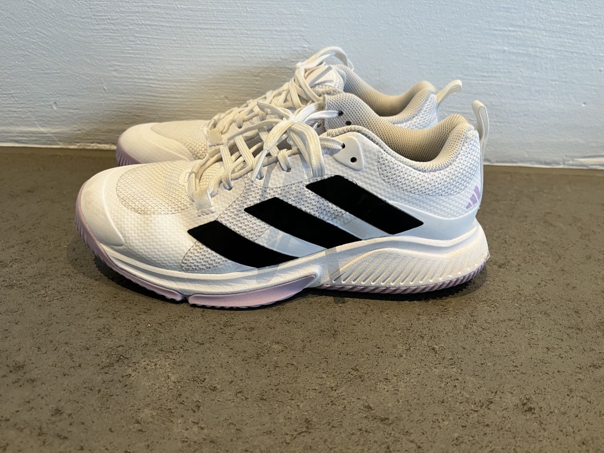 Adidas Chaussures femmes: Volleyballschuhe Adidas – D'occasion à Tafers par Emanuel78 1