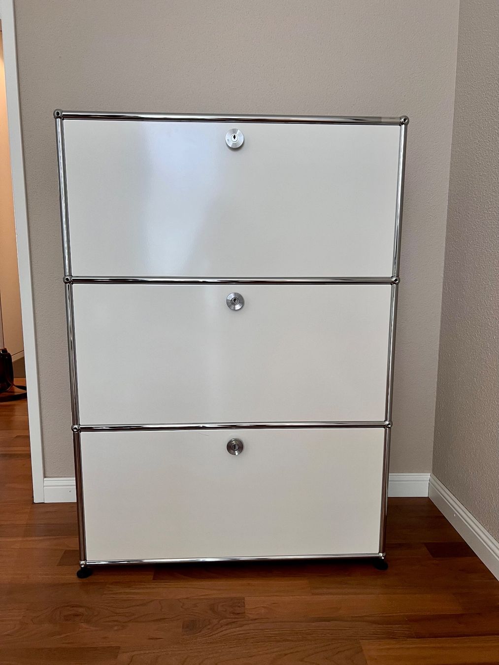 USM Regale: USM-Highboard - Sidebord aus Edestahl weiss – Gebraucht aus Buchrain von ARNA1102