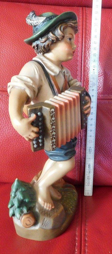 Statuette: Figur, Knabe mit Handorgel, Handpaintetd,Holz – Usato da Villnachern venduto da Schnugelchen 1