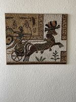 Mosaico murale antico egizio con carro da guerra e cavallo