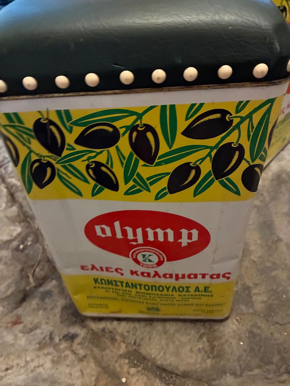 Hocker: Sitzhocker aus Olivenölkanister – Gebraucht aus Männedorf von morese