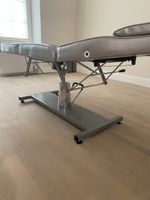 Kosmetikliege  Behandlungsliege mit Armlehnen
