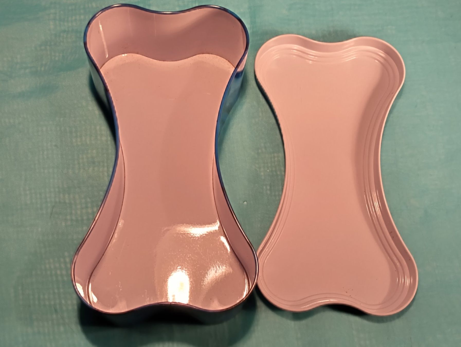 Autres décorations & accessoires: Blechbüchse, Knochenform, mit Hund – D'occasion à Bellach par JingleCherry 3