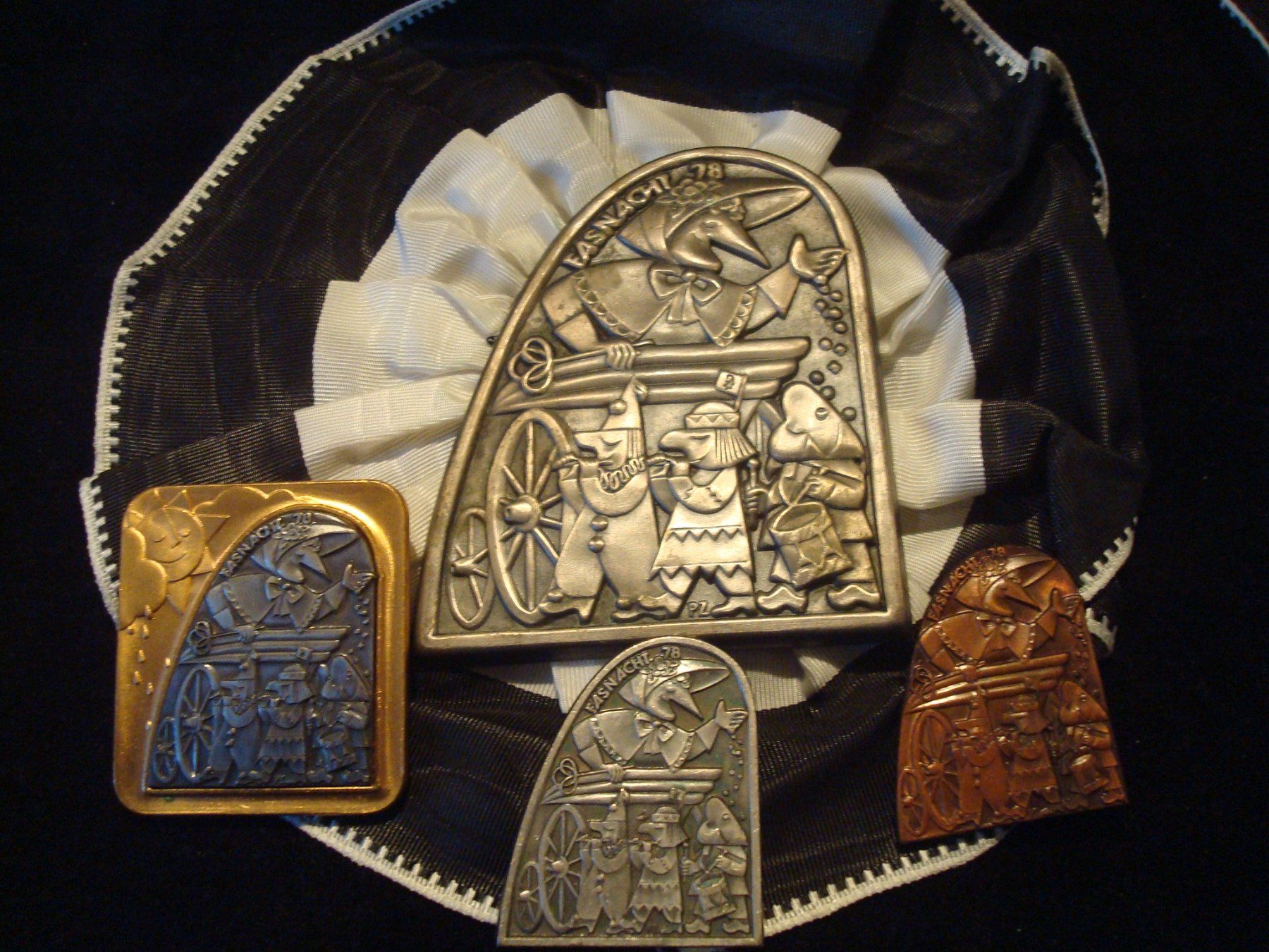 Placchette & Badge: Plakette Basel Zug Silber 1978 mit Rosette + Satz – Usato da Riehen venduto da Baerewaegli