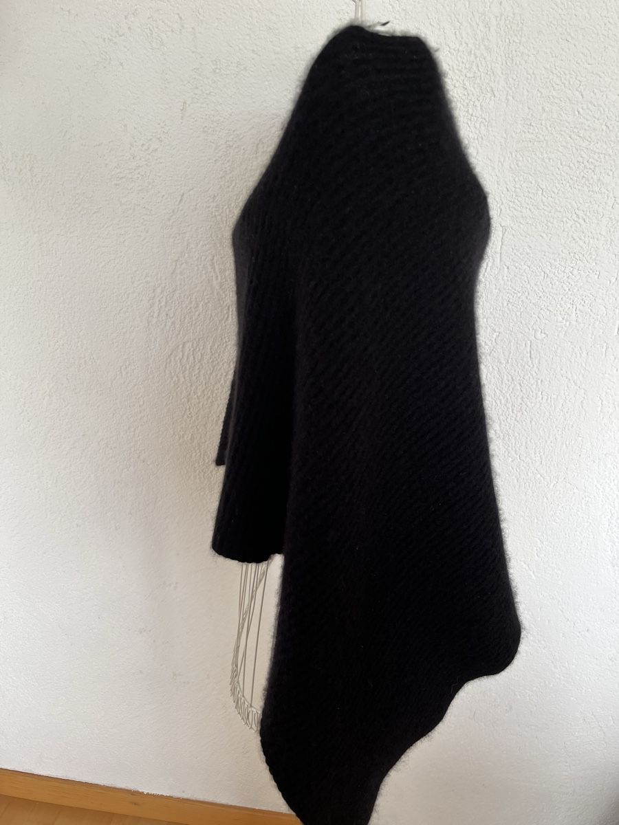 Autres vêtements femmes: Kaschmir Poncho schwarz – D'occasion à Rorschacherberg par Artmaru 1
