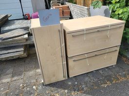 Gratis: 3 Schubladenschränke aus hellem Holz, Möbel