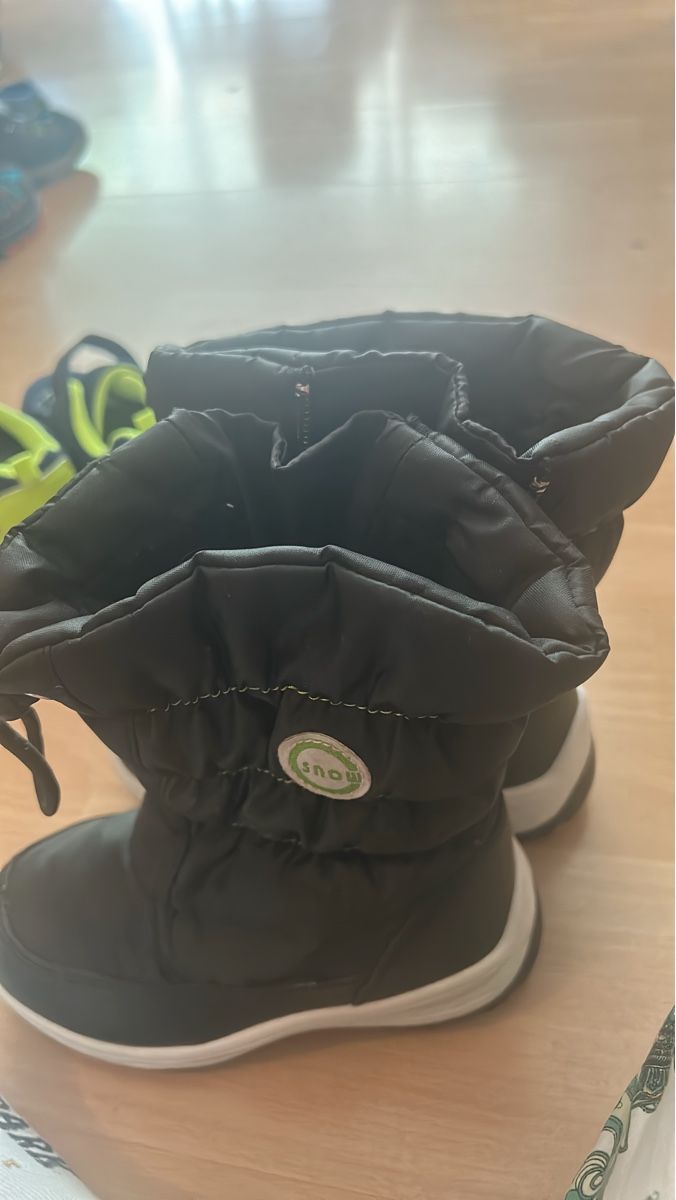 Scarpe per ragazzi: Schneestiefel Grösse 28 Schwarz – Usato da Herbetswil venduto da rotekatze84