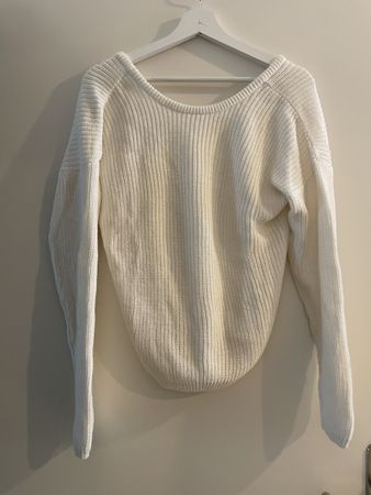 Strickpullover weiss mit Rückenausschnitt