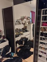 Kleiderschrank mit Schiebetür und Spiegel