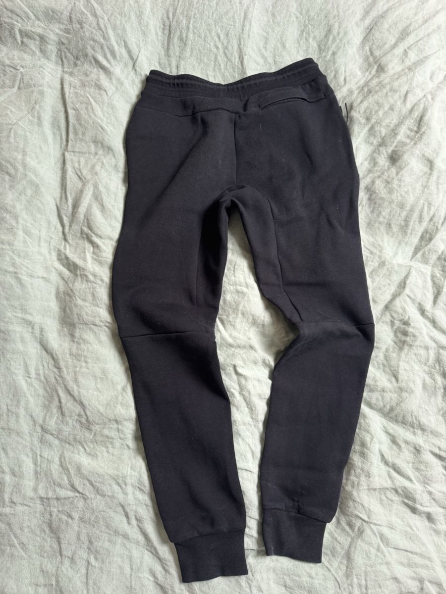 Nike Hosen: Nike Trainerhose Grösse S – Gebraucht aus Trélex von stripedthrift 1