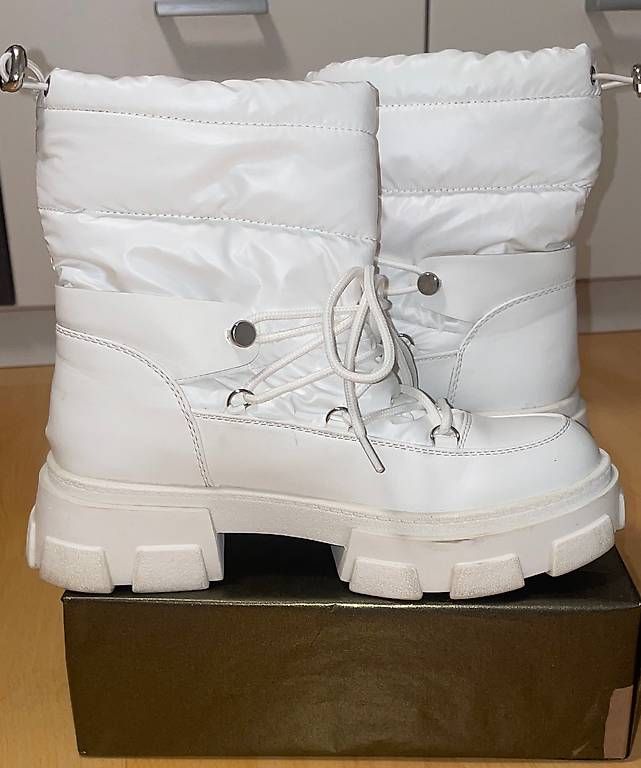 Scarpe da donna: Weisse Winterstiefeletten – Usato da Eschenbach SG venduto da ang_bqf5 2