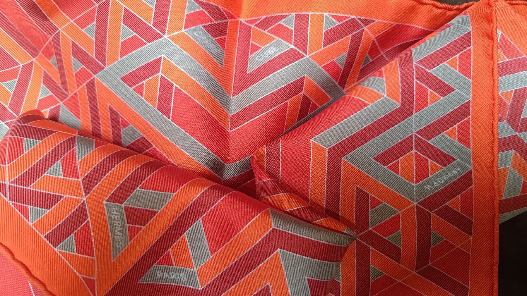 Hermès Foulard & Sciarpe: Hermès Orange Silk Carre Cube 45 – Nuovo e nell'imballaggio originale da Zürich venduto da ylenia.pratico 1