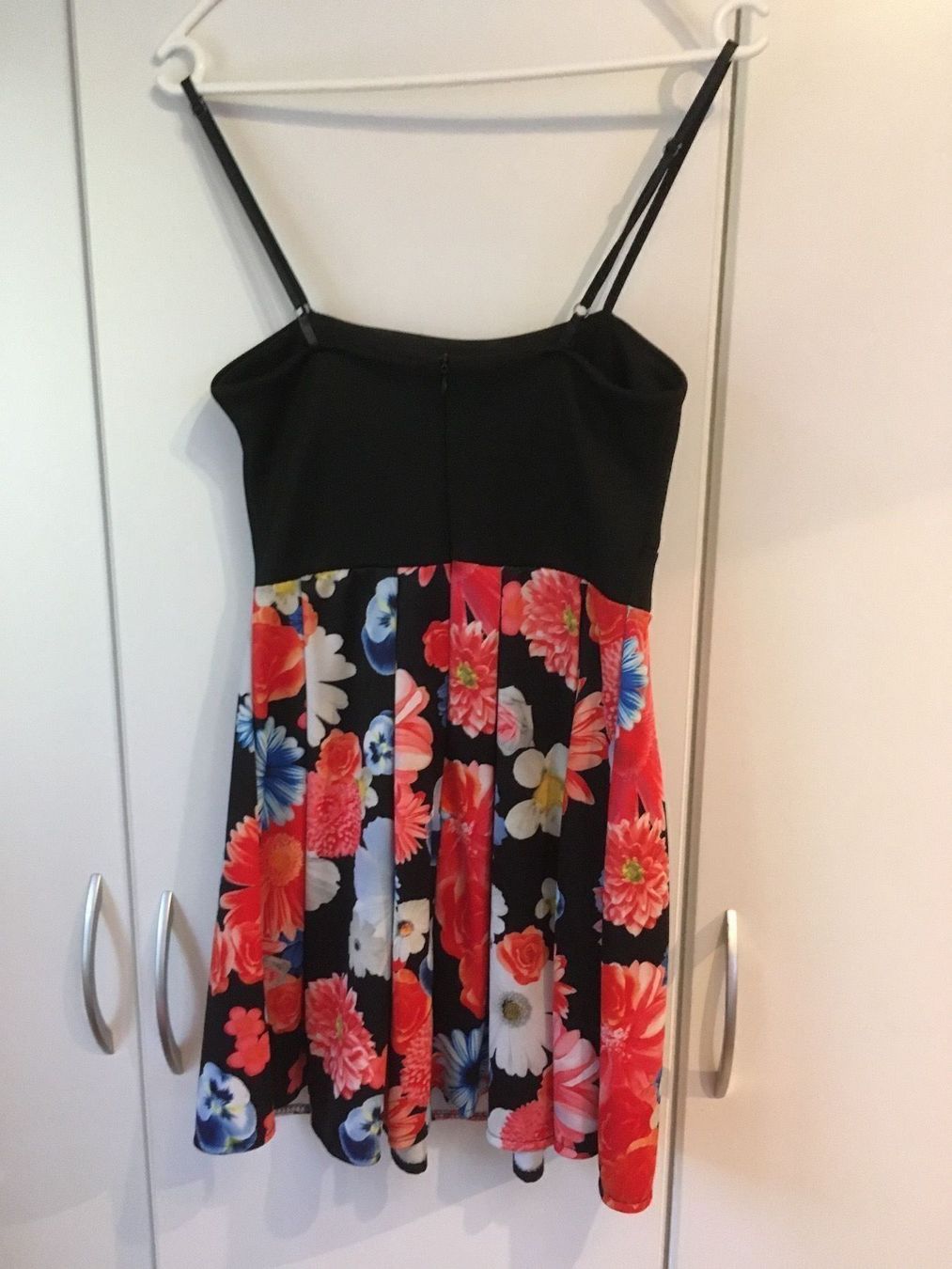 Vestiti: Geblümtes Sommerkleid schwarz Gr. S – Nuovo (secondo la descrizione) da Thun venduto da Vans_98 2