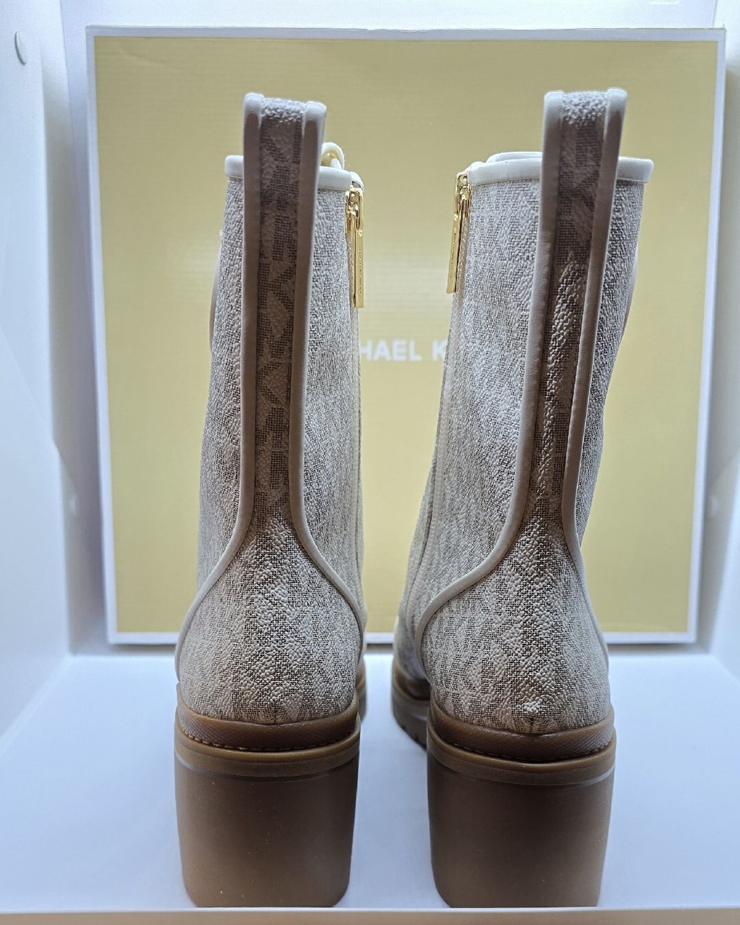 Michael Kors Damenschuhe: Michael Kors  Corey Logo Combat Boot size 40 – Neu und originalverpackt aus Biel/Bienne von Yoon62 5