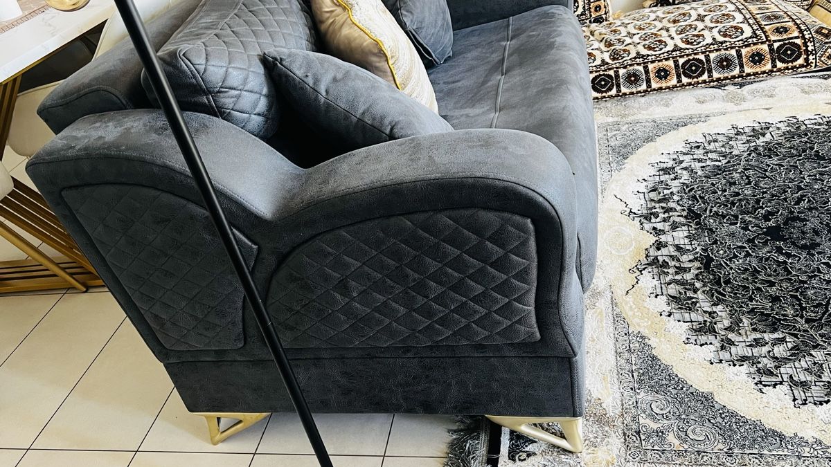 Sofas: Canapé gris matelassé bon état – Gebraucht aus Chessel von why_pxw6 2
