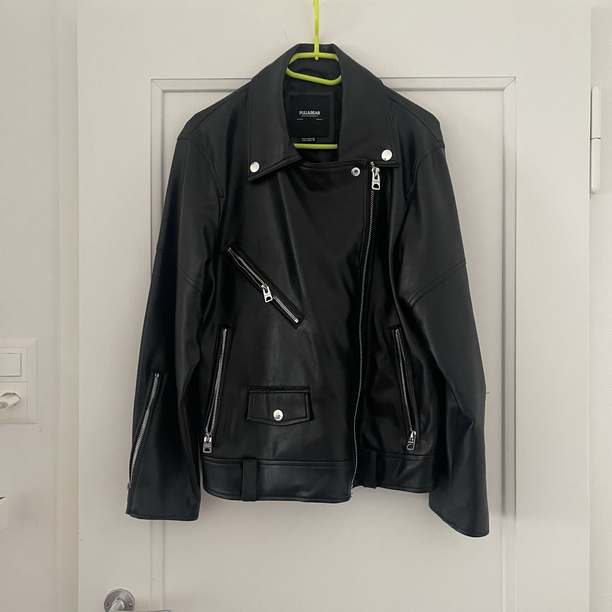Pull&Bear Giacche: Pull&Bear Bikerjacke aus schwarzem Kunstleder. Gr. M – Nuovo (secondo la descrizione) da Bern venduto da dek_7bjd 5