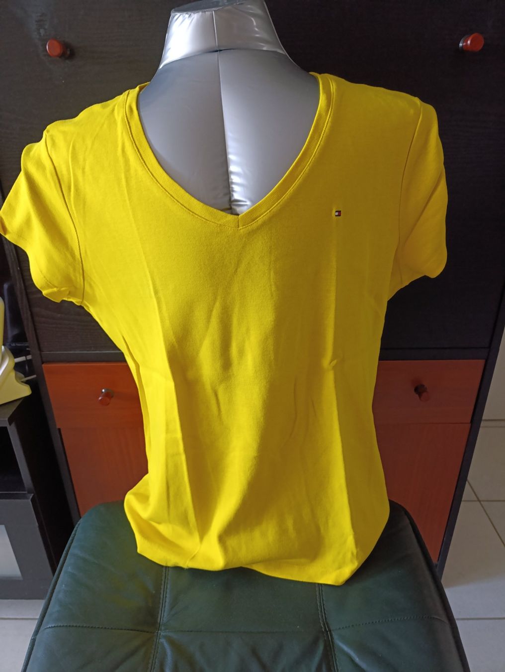 Tommy Hilfiger T-Shirts: T-shirt Tommy Hilfiger jaune – Neu (gemäss Beschreibung) aus St-Cergue von Neviana