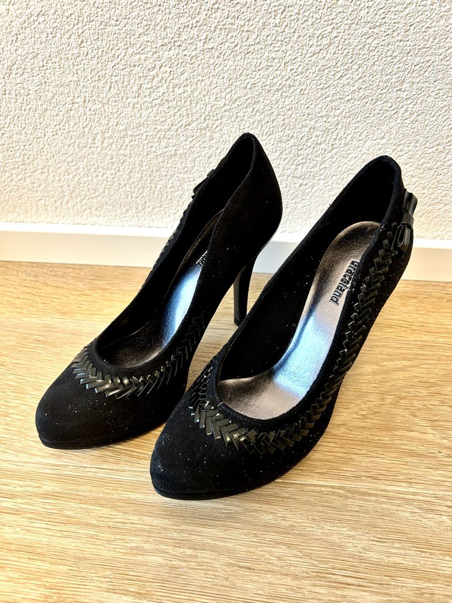 Scarpe da donna: Schwarze Pumps mit seitlicher Masche – Usato da Rorschach venduto da fla_62jm
