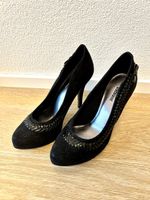 Schwarze Pumps mit seitlicher Masche