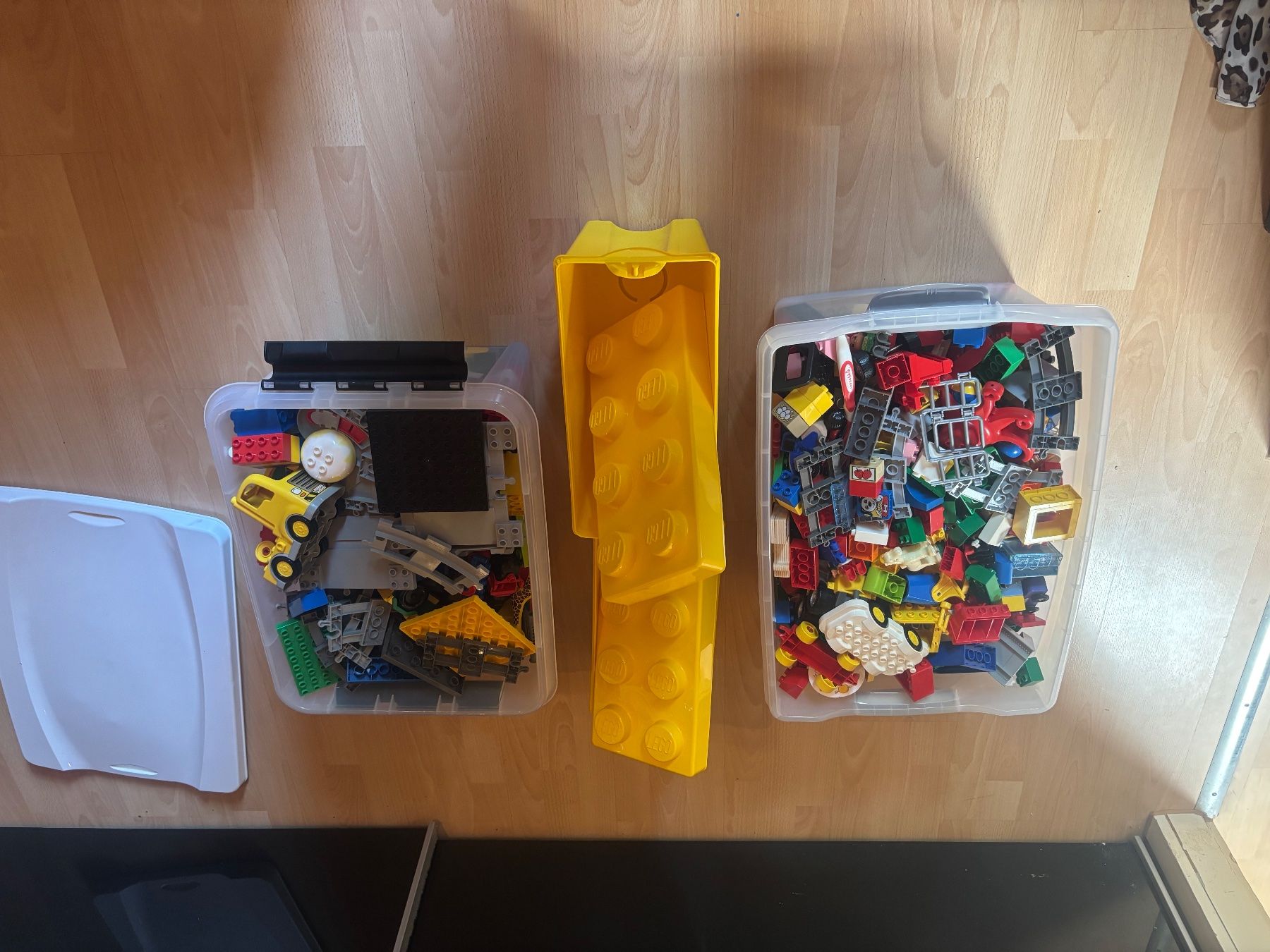 Lego Spielzeuge: LEGO Konvolut mit 2 Kisten und Behältern – Gebraucht aus Meyriez von Patrickeasy87 3