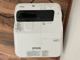 Epson EW-685W (distance focale courte)