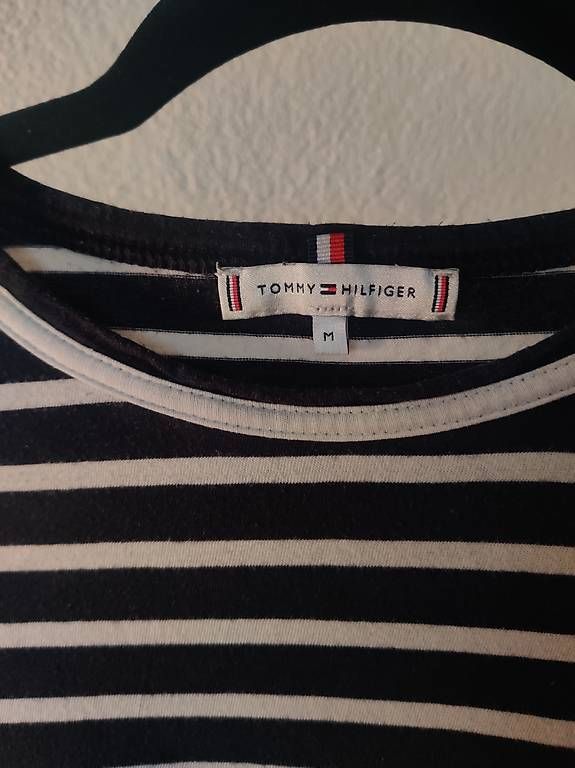 T-Shirts: T-shirt Tommy Hilfiger taille M  – Gebraucht aus Fribourg von cou_v62j 1