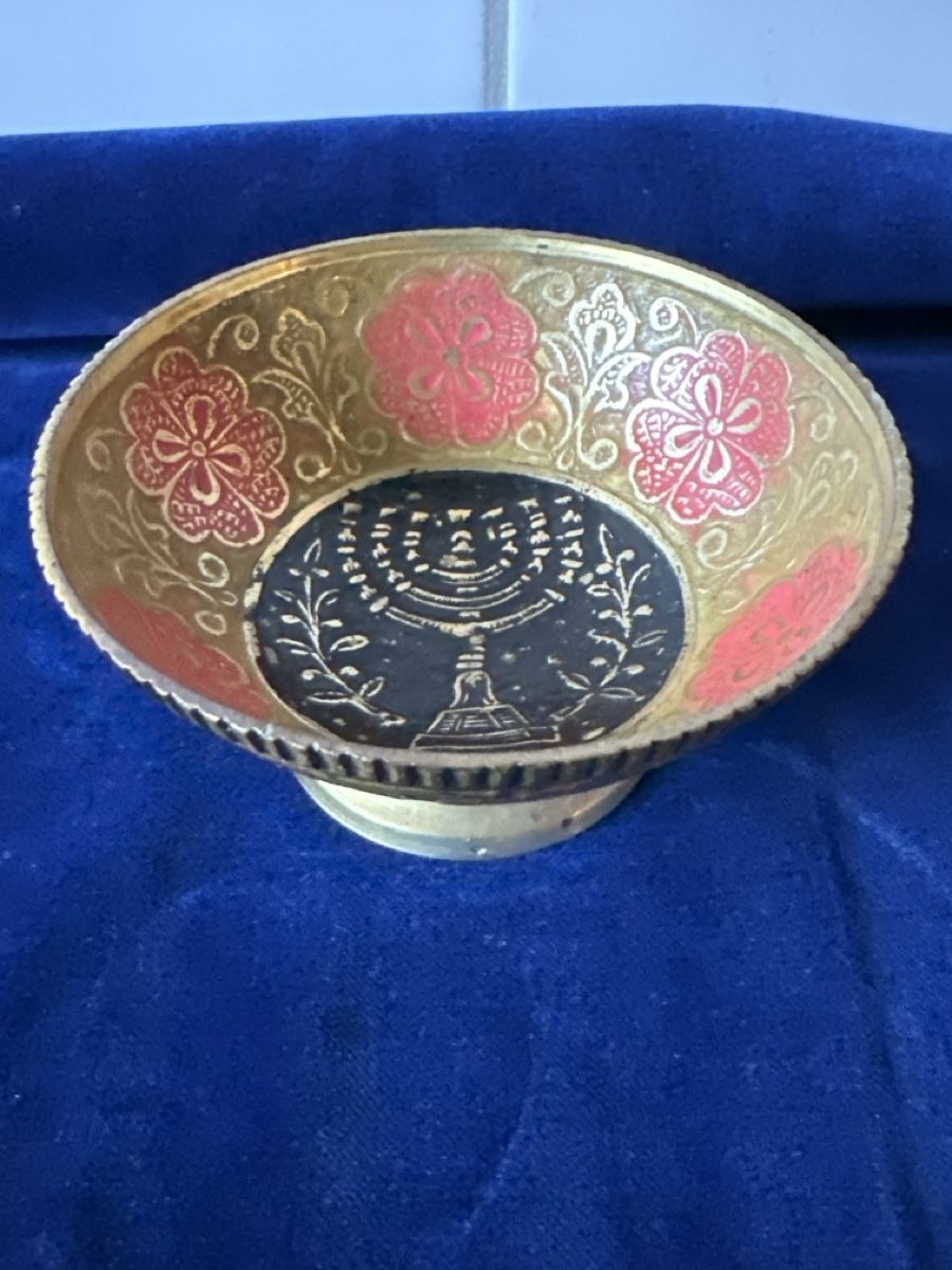 Schalen: Dekorative Vintage Messingschale mit rotem Blumenmuster – Gebraucht aus Zürich von Chaeffeler