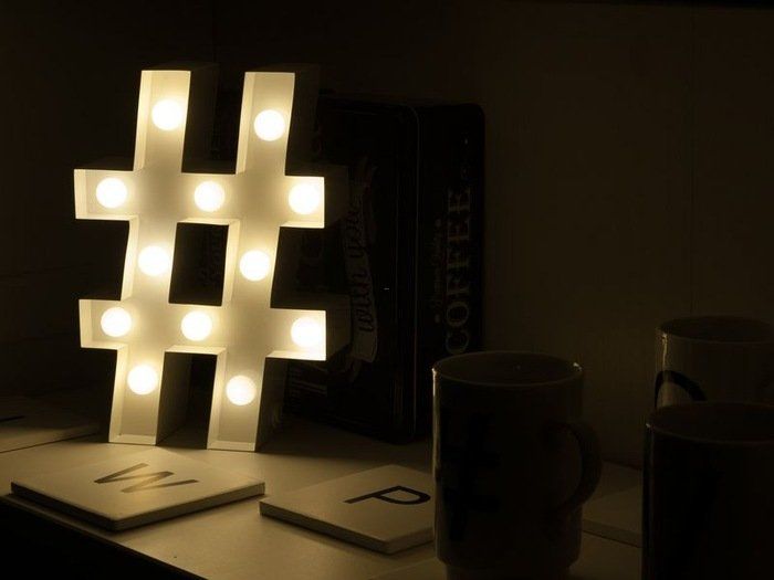 Tutte le decorazioni: Leuchtbuchstaben Hashtag Weiss Metall – Nuovo e nell'imballaggio originale da Brugg AG venduto da swiss.sales.force 1
