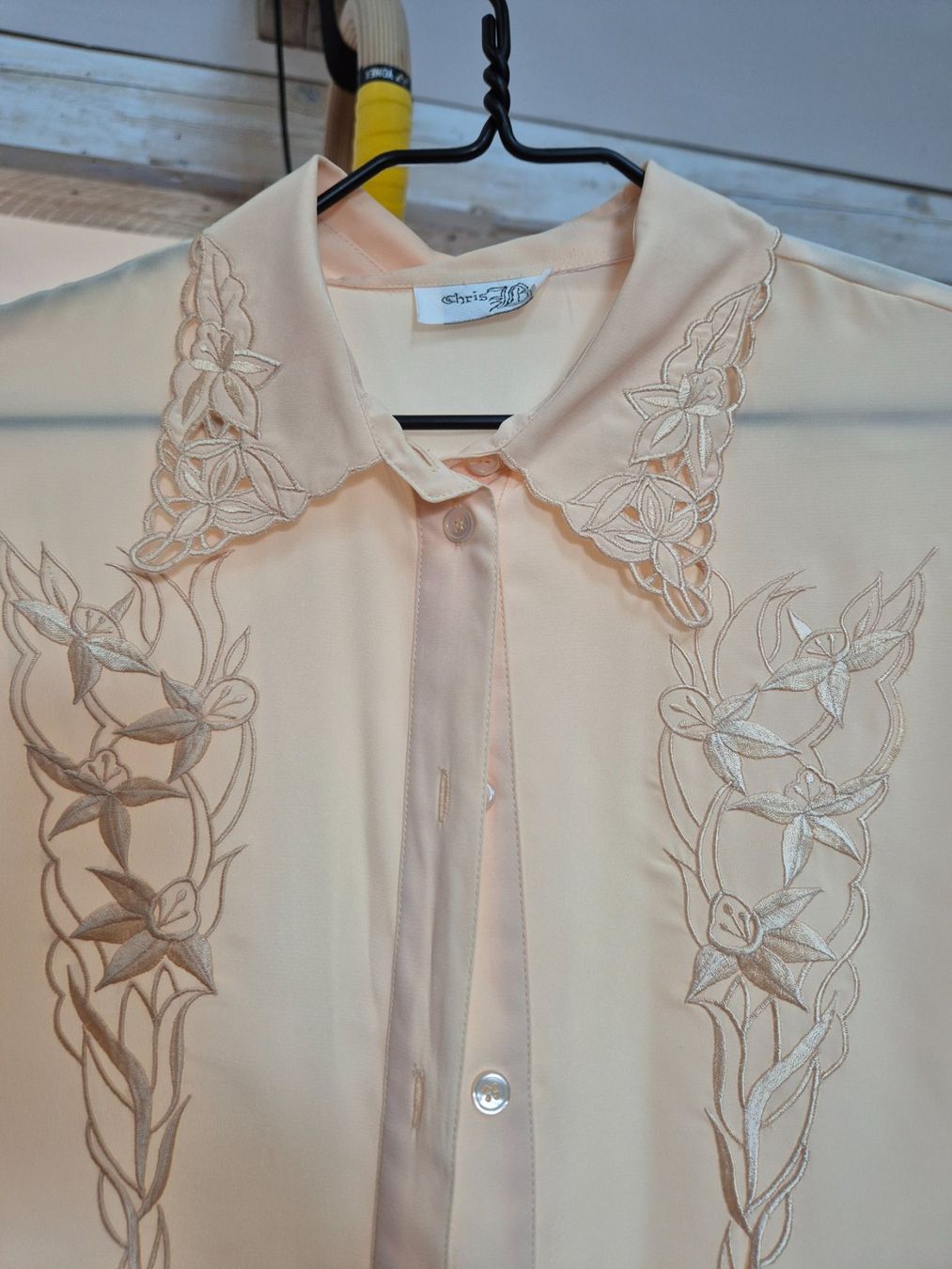 Camicette: Vintage embroided cream blouse – Usato da Zürich venduto da monadiederich 1