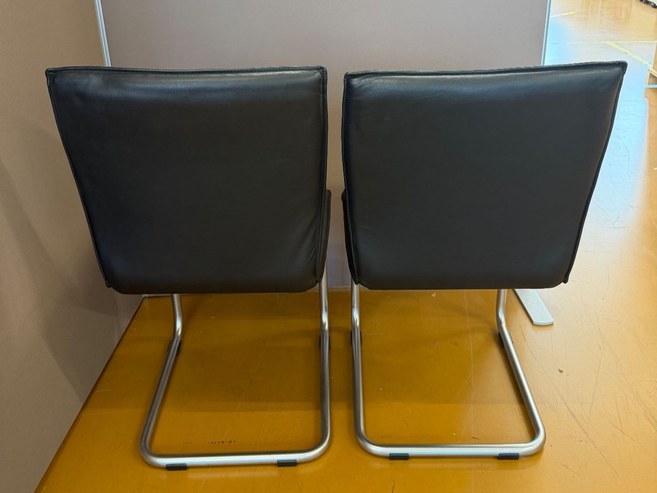 Chaises: 2 Stühle Lederoptik Schwarz  Gebraucht – D'occasion à Dietlikon par ComdatAG 3