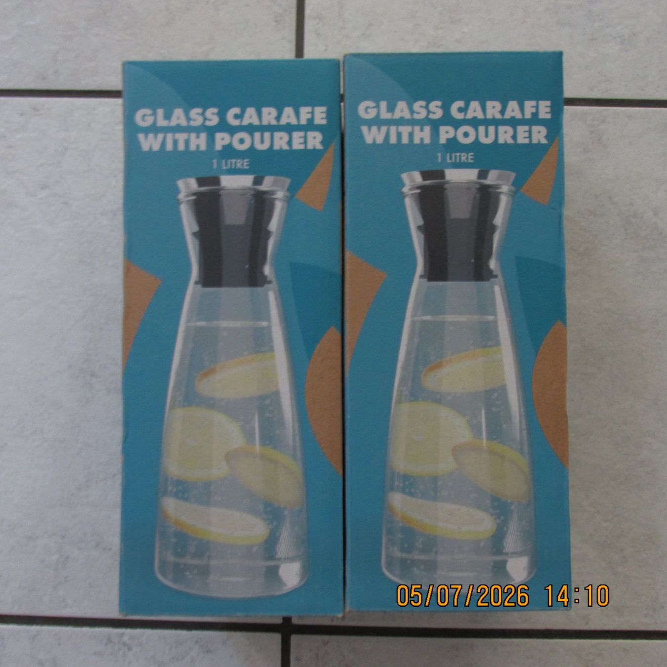 Caraffe: 2x Glaskaraffe mit Ausgiesser 1 Liter neu – Nuovo e nell'imballaggio originale da Galgenen venduto da Forflowers