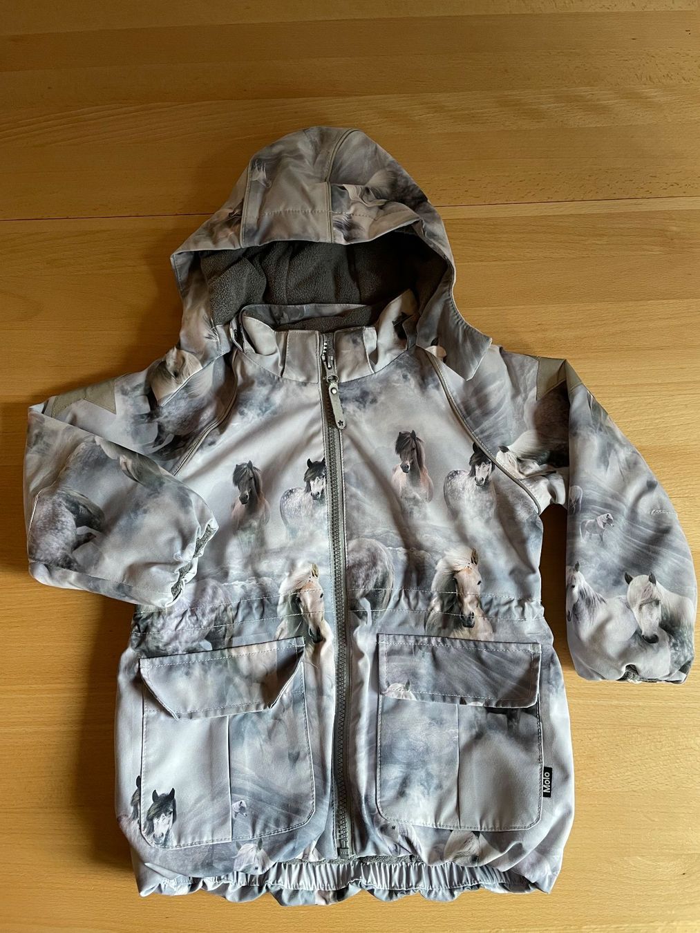 Molo Giacche & Cappotti: Winterjacke von MOLO, Gr. 104, Pferdedesign – Usato da Cham venduto da 2eye