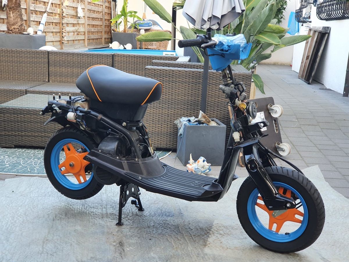 Yamaha Scooter: Retro Roller Yamaha 1985 mit Helm – Nuovo (secondo la descrizione) da Oberglatt ZH venduto da albarpitsch 2