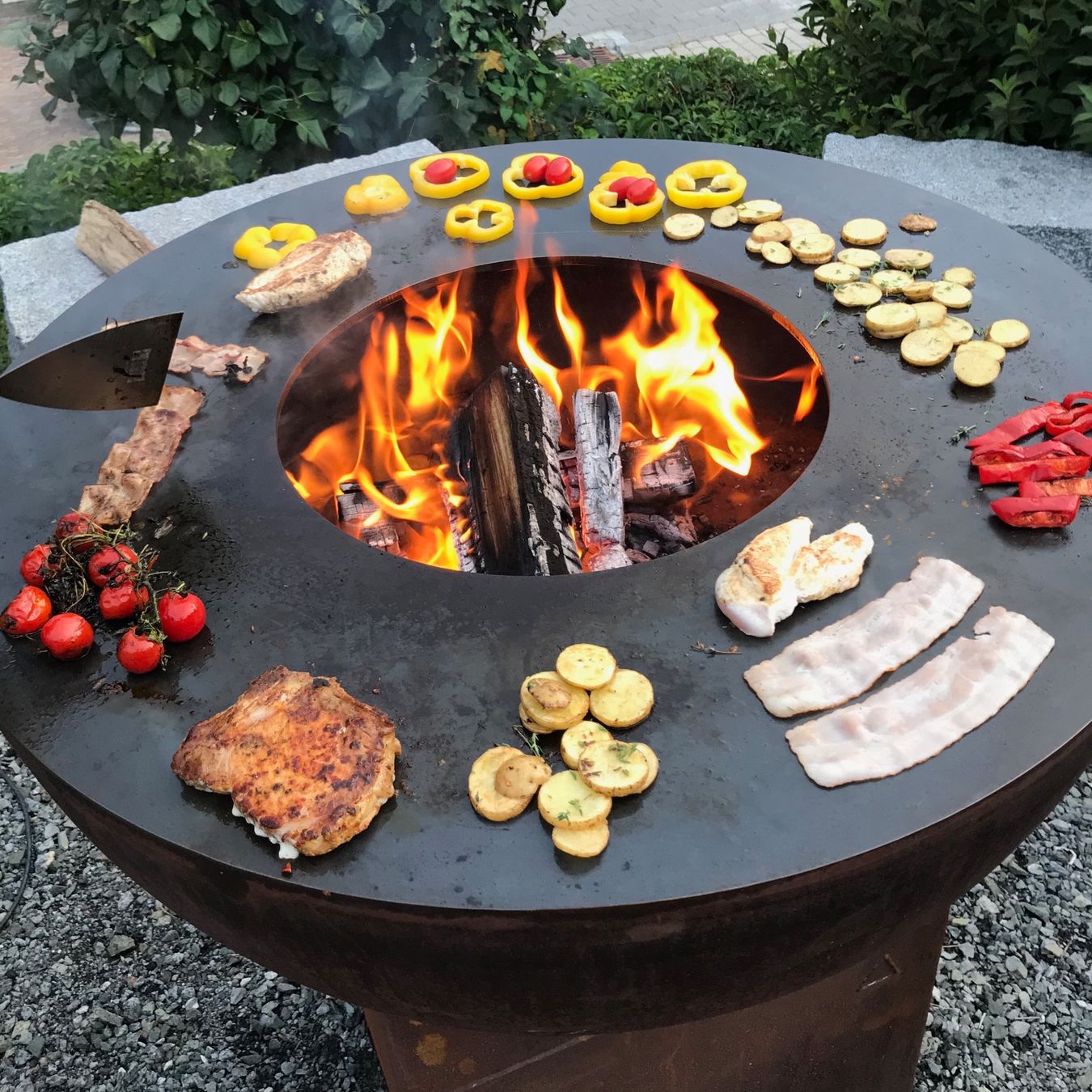 Bracieri: Feuerschale mit Grillplatte auf Sockel – Usato da Hohentannen venduto da kudulibi 1