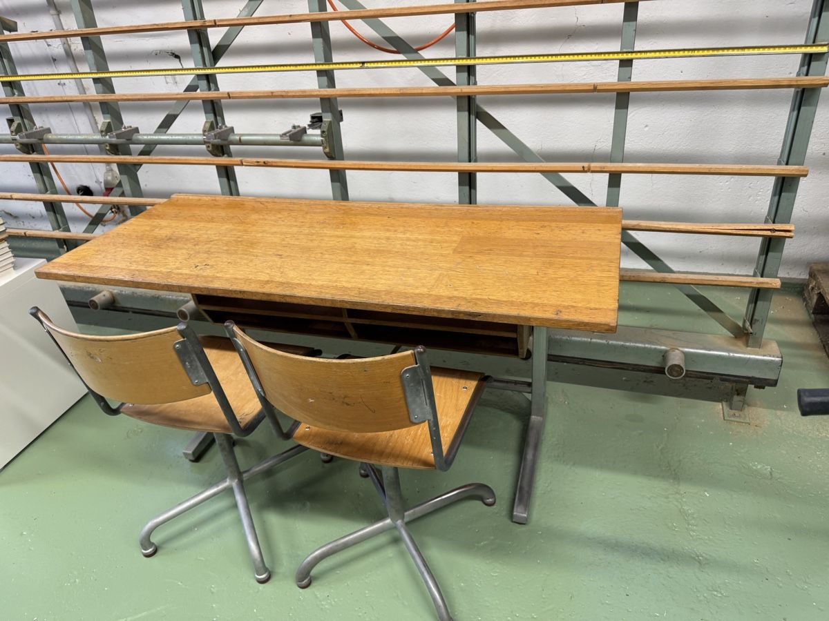 Scrivanie: Kinderpult mit zwei Stühlen – Usato da Regensdorf venduto da Rina49