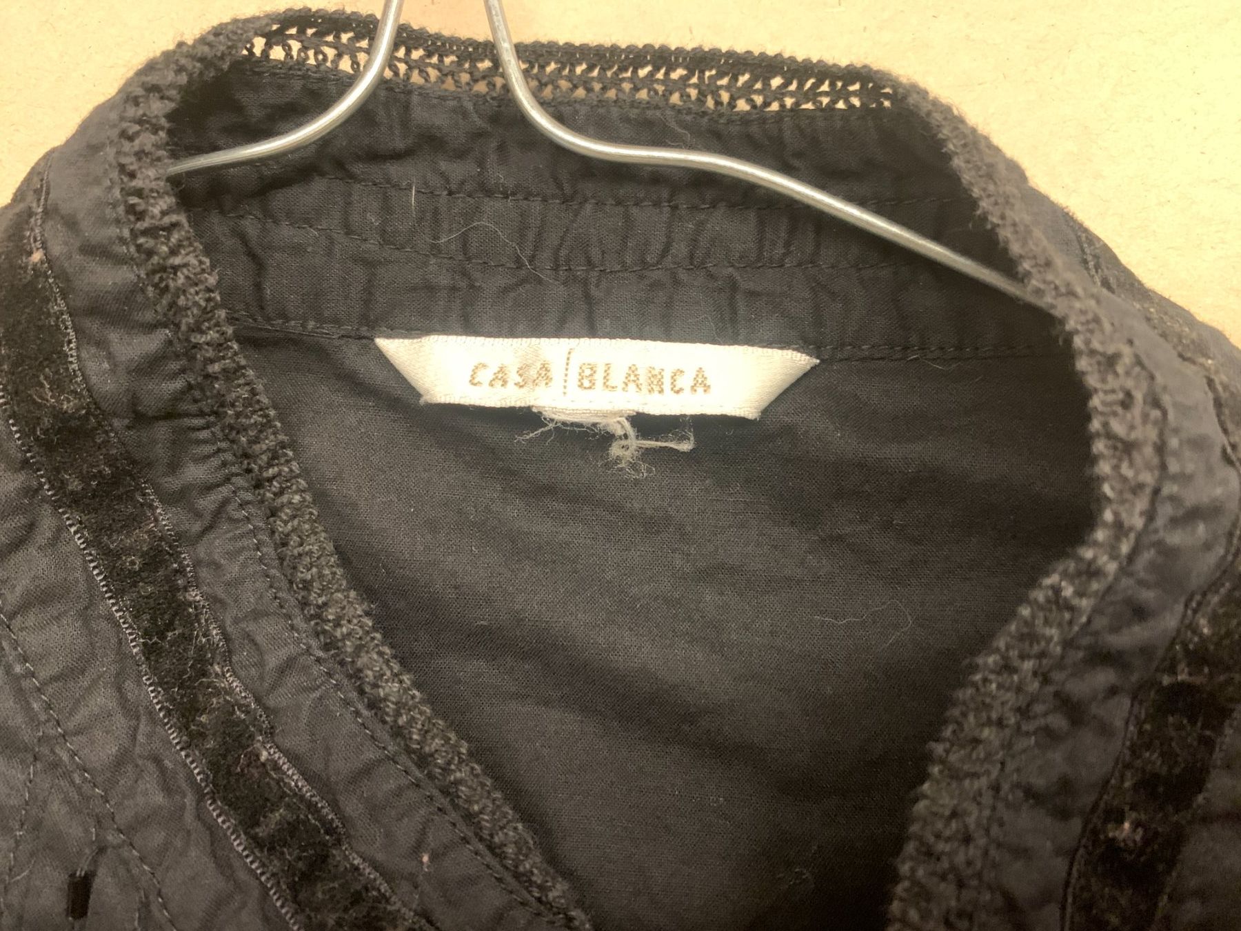 Camicette: Schwarze Bluse mit orientalischen Stickereien – Usato da Chalais venduto da Decoarts.art 3