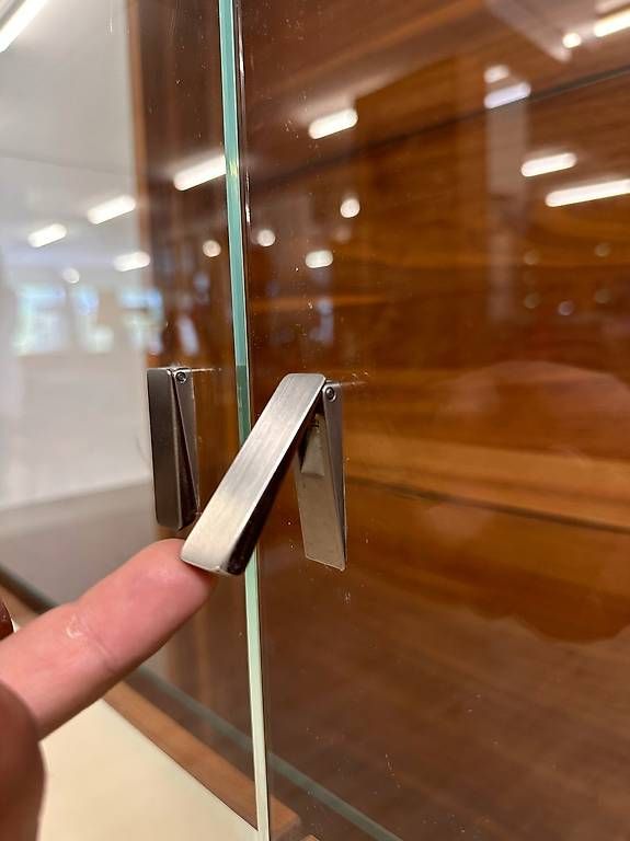 Vetrine: Team 7 Cubus Vitrine Nussbaum mit Glasfront – Usato da Obernau venduto da Arche_Noah_Brocki 5