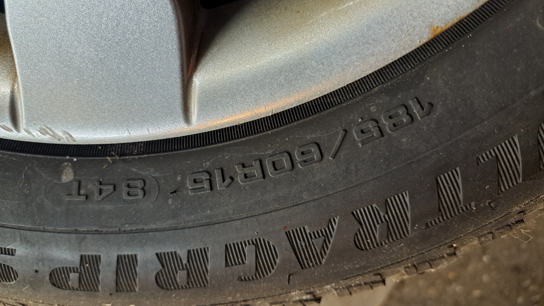 Pneus & Roues: Winterpneu mit Stahlfelgen Renault Modus – D'occasion à Müllheim par Ktmfahrer 2