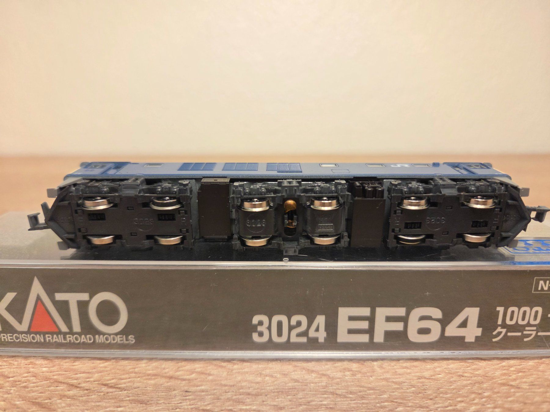 Kato Modellini di ferrovie: Kato N 3024 E-Lok EF64 J.N.R – Nuovo e nell'imballaggio originale da St-Aubin-Sauges venduto da Lo_Go 5