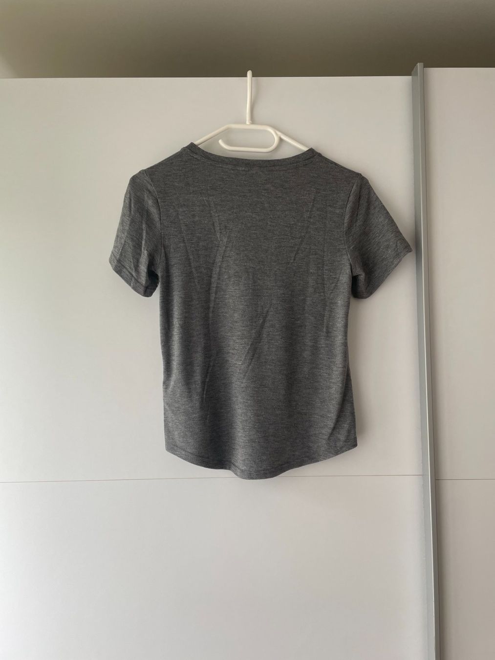 H&M T-Shirts: graues Oberteil in Gr. XS – Gebraucht aus Wil SG von Miwil 1