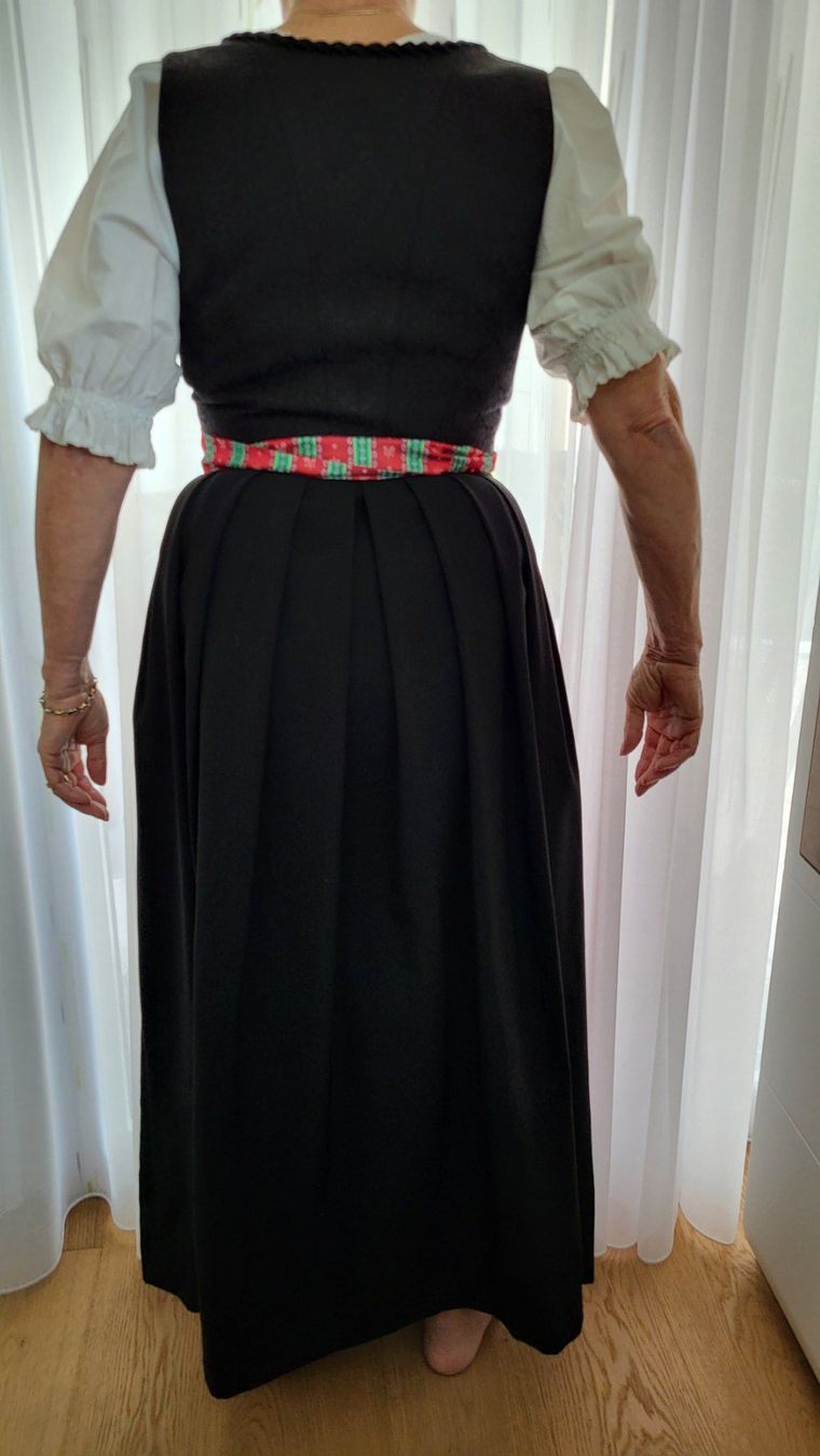 Kleider: Wunderschönes Dirndl, traditionell, Grösse 40, Top Zustand – Gebraucht aus Trin Mulin von jerb 1